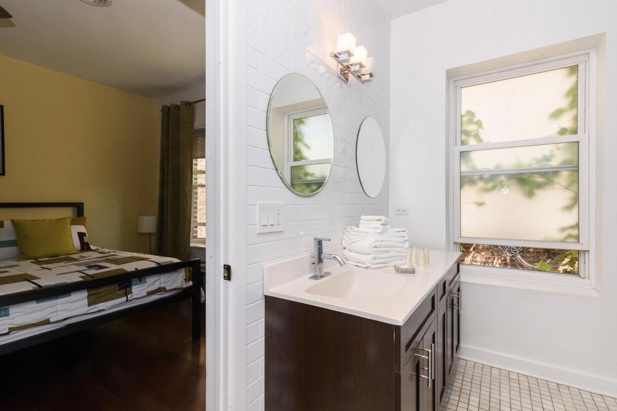 House 5863- Chicago'S Premier Bed And Breakfast Room photo